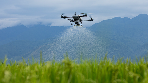 AGRAS T70P 新しい散布システムを搭載し、より大きなペイロードと容量をアップ。散布流量率が270%増加し、作業効率が大幅に向上。新しいスクリューフィーダーを装備し、幅広い粒状物に対応し、畑・果樹園・水産養殖など多様なシーンで活躍。