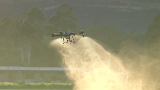 AGRAS T25P デュアルアトマイゼーション噴霧システムは、2つのスプリンクラーで毎分16リットルの高流量を実現し、漏れのない細かく均一な液滴を保証します。追加のペアリングの遠心スプリンクラーを追加することで、流量を毎分24リットル（4つのスプリンクラー）に増やすことができ、大量を必要とする作業に適しています。